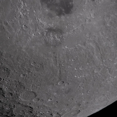 art002e012273 (6 de abril de 2026) - Esta vista de la parte suroeste de la Cuenca Oriental resalta su prominente anillo anular, un amplio...