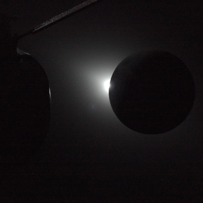 art002e009575 (6 de abril de 2026) - El Sol sale por el borde izquierdo de la Luna, poniendo fin a casi una hora...