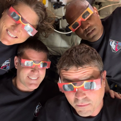 art002e009302 (6 de abril de 2026) – La tripulación de Artemis II – Especialista de misión Christina Koch (arriba a la izquierda), Especialista de misión Jeremy Hansen...