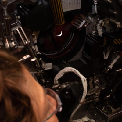 art002e009274 (6 de abril de 2026) - Christina Koch, especialista en la misión Artemis II y astronauta de la NASA, observa uno de los Orión...