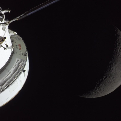 art002e009567 (6 de abril de 2026) - La nave espacial Orion de la NASA captura la Luna y la Tierra en una sola imagen durante la Artemisa...