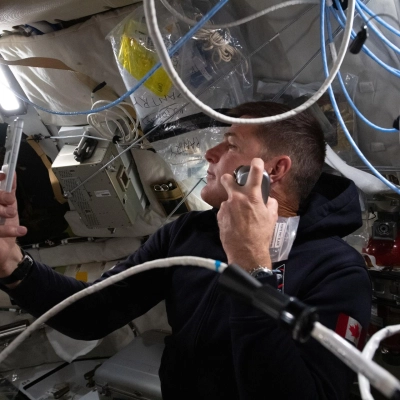 art002e009211 (6 de abril de 2026) - Jeremy Hansen, especialista en la misión Artemis II y astronauta de la CSA (Agencia Espacial Canadiense) disfruta de un afeitado...