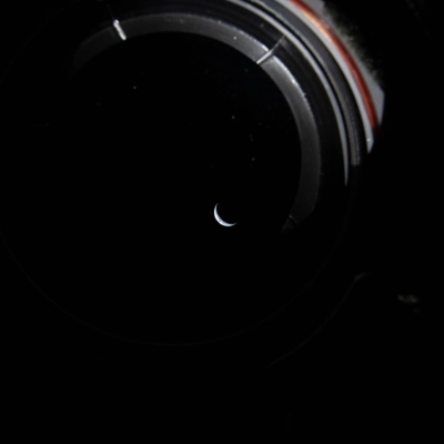 art002e009174 (3 de abril de 2026) - Mirando por la ventana de la nave espacial Orion una porción de la Tierra iluminada...