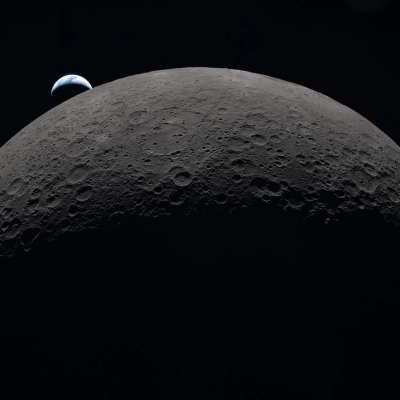 art002e009287 (6 de abril de 2026) – La Tierra se pone a las 6:41 p.m. EDT, 6 de abril de 2026, sobre el limbo curvo de la Luna en...