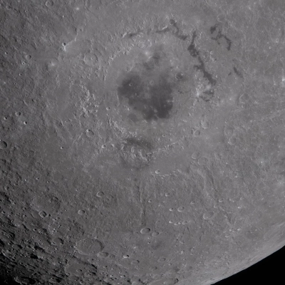 art002e012129 (6 de abril de 2026) - La mitad inferior de la Luna cuelga suspendida en el tiempo en esta fotografía del...