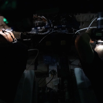 art002e009293 (6 de abril de 2026) – El piloto de Artemis II Victor Glover y la especialista en misiones Christina Koch recopilan imágenes y observaciones de...