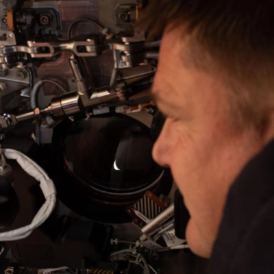 art002e009272 (6 de abril de 2026) - Jeremy Hansen, especialista en la misión Artemis II y astronauta de la CSA (Agencia Espacial Canadiense) observa uno...