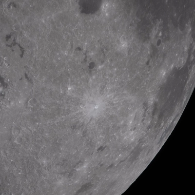 art002e012010 (6 de abril de 2026) - Parecida a una “huella de la mano” de la tripulación de Artemis II, esta vista resalta el contraste entre la luz y la oscuridad...