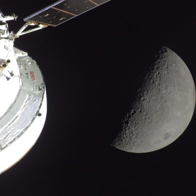 art002e009566 (6 de abril de 2026) - La nave espacial Orion de la NASA se ve en primer plano, iluminada por el Sol. Una primera...