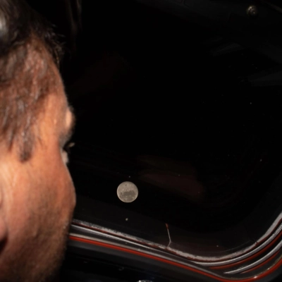 art002e009275 (6 de abril de 2026) - El comandante de Artemis II y astronauta de la NASA, Reid Wiseman, observa una de las naves espaciales Orion...