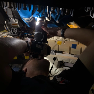 art002e009295 (6 de abril de 2026) – El astronauta Jeremy Hansen captura una imagen a través de la cubierta de la cámara que cubre la ventana 2 del...