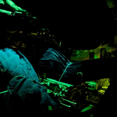 art002e009215 (6 de abril de 2026) - Los sacos de dormir de los miembros de la tripulación Artemis II están iluminados dentro de la nave espacial Orion en el día de vuelo 5...