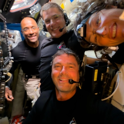 art002e009296 (6 de abril de 2026) – A mitad de su período de observación lunar, los miembros de la tripulación del Artemis II – Reid Wiseman, Victor…