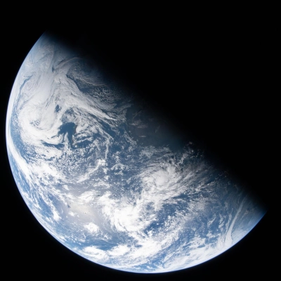 art002e000190 (3 de abril de 2026) - Una vista de la Tierra tomada por el astronauta de la NASA y comandante de Artemis II, Reid Wiseman, desde...