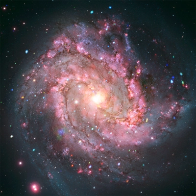 M83: una galaxia espiral con una población inusual de restos de supernova ubicada a unos 15 millones de años luz de la Tierra.