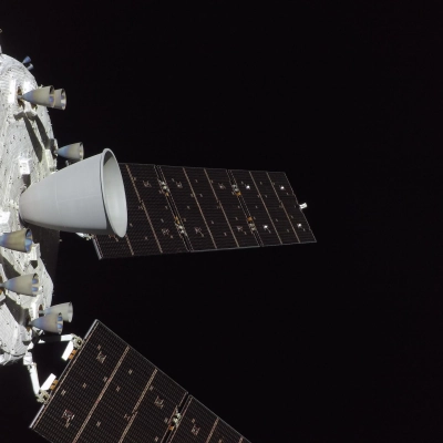 art002e012495 (7 de abril de 2026) - Los motores del módulo de servicio de la nave espacial Orion aparecen de forma destacada en esta imagen de...