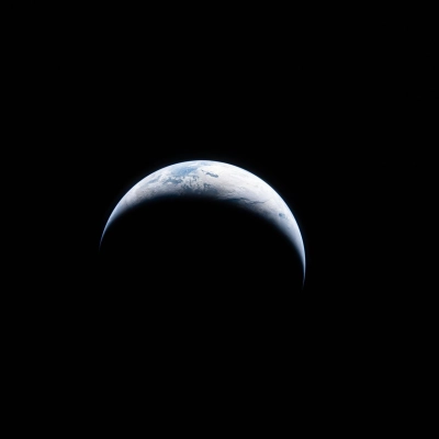 art002e004450 (4 de abril de 2026) - La Tierra está iluminada contra la oscuridad del espacio en esta foto tomada por una Artemisa...