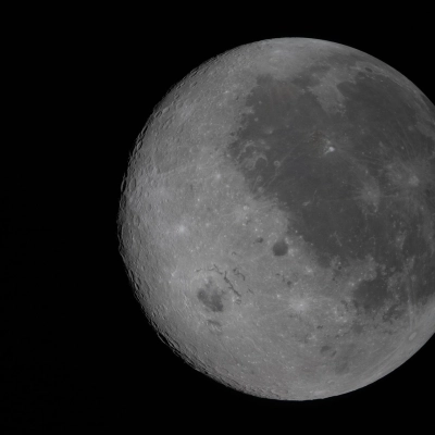 art002e009212 (6 de abril de 2026) En esta vista completamente iluminada de la Luna, el lado cercano (el hemisferio que vemos desde...