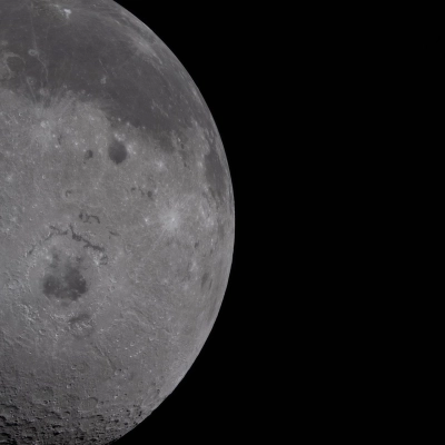 art002e009278 (6 de abril de 2026): poco más de la mitad de la Luna ocupa la mitad izquierda de la imagen. El cercano...