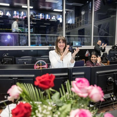 jsc2026e020501 (6 de abril de 2026) - Los directores de vuelo de la NASA, Diane Dailey, Pooja Jesrani y Paul Konyha, fotografiados en el White Flight...