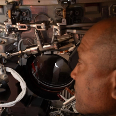 art002e009273 (6 de abril de 2026) - El piloto de Artemis II y astronauta de la NASA Victor Glover observa una de las naves espaciales Orion...