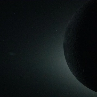 art002e009298 (6 de abril de 2026) – Una vista de cerca desde la nave espacial Orion durante el sobrevuelo lunar de la tripulación Artemis II en...